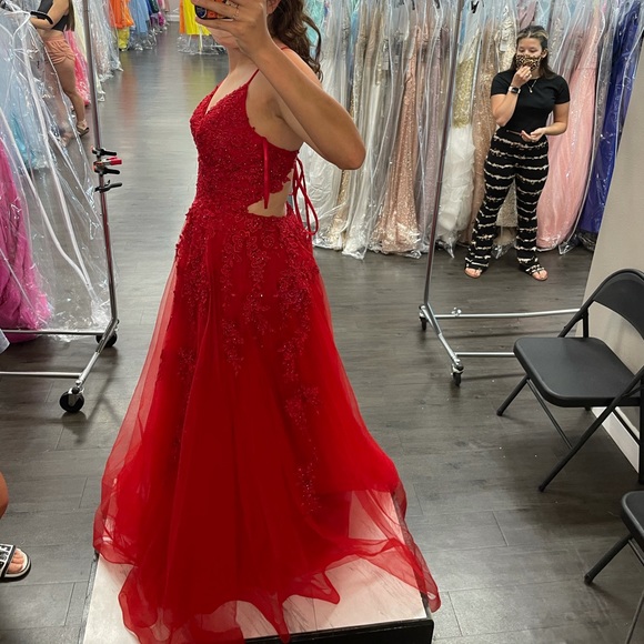 Beautiful red dress - Picture 6 of 7